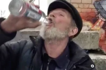 Rus klapt 3 flessen wodka achterover in anderhalve minuut