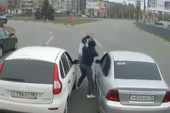 Olifant knuffelt moet Toyota in het Khao Yai National Park