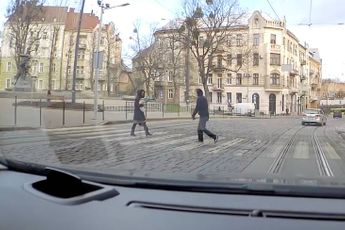 Idioot tikt dame omver op zebrapad in Lviv