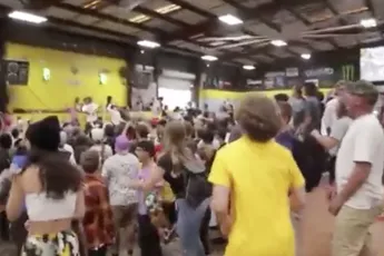 Joh, skate decks het publiek in slingeren is geen goed idee