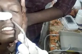 Knaap niet zo heel blij met een bloedzuiger in zijn gok