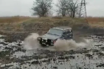 Oeps momentje tijdens het land omploegen met een 4x4