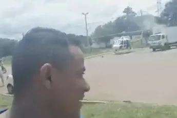 Filmer van heli en busje crash krijgt ongevraagd souvenirtje