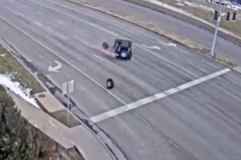 Jeep die wielen afvuurt in het verkeer