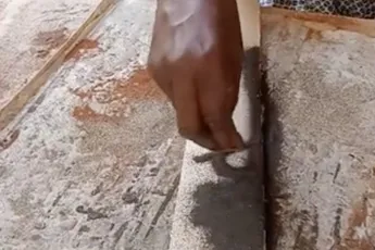 Mannetje is maar wat creatief met lijm en zand