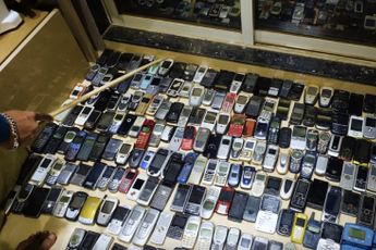 Leuke hobby: 2371 telefoon in appartementje in India