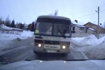 Een bus uit Kazachstan of een Lexus SUV
