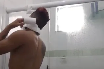 Braziliaan dacht grappig te doen en kon toen aan de schoonmaak