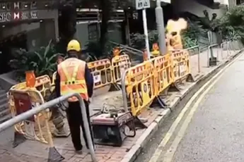 Als je collega je probeert te blussen met brandstof