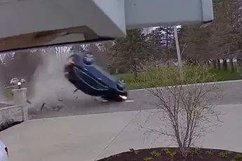 CCTV legt aardige auto afschrijf sessie vast