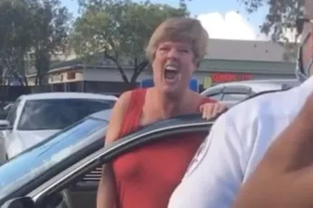 Karen verliest haar cool in Hawaii