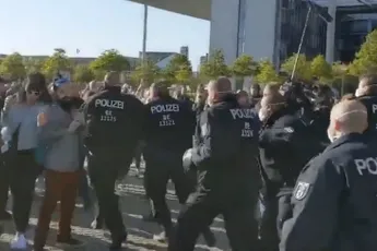 Agentje pesten met een opblaasbare dame in Carnon-Plage