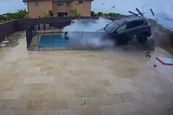 Toyota RAV4 valt zwembad in Miami aan