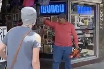 Mexicaan met kettingzaag laat witte betogers schrikken: Someone please call 911…