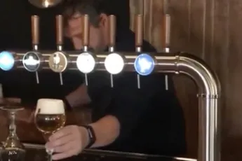 Biertje serveren anno nu met de heftruck