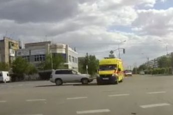 Ambulance wint het niet van SUV in Kazachstan