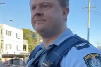 Hoe een brandweerwagen en een bus een heer laten rennen voor een ladder