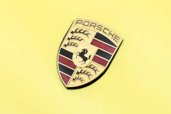 Gasten rijden knetterlam in Porsche cabrio door Oekraïense stad Lviv