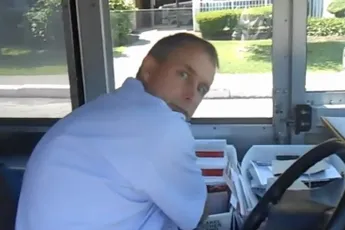 Vrouw beschuldigd postbode van stalken, postbode is oprecht verbaast