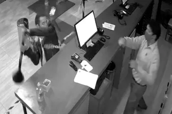 Receptiemedewerker laat niet met zich sollen