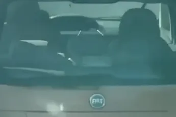 Dame hielp chauffeur in Fiat een beetje uit zijn concentratie