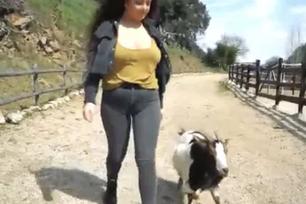 Meisje maakt wandeling met haar geit