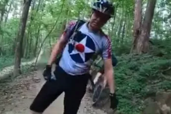 Boomer kan het niet laten om te mekkeren tegen gehandicapte met e-biker