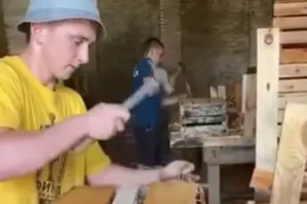 Gasten tikken houten kistjes in elkaar alsof er geen morgen zal zijn