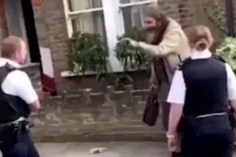 Zwerver totaal niet onder de indruk van stroomstootwapen