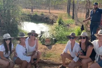 Dames schrikken nogal tijdens foto maken met zoutwaterkrokodil