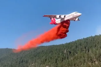 Blusvliegtuig komt even wat langs brengen tegen het vuur