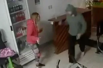 Dame zou mishandeld zijn, alleen laten de CCTV beelden wat anders zien