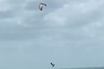 Kitesurfer zocht het even hogerop