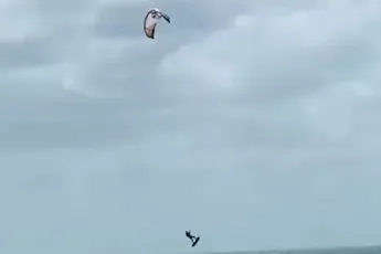 Kitesurfer zocht het even hogerop