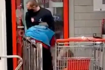 Mondkapjesweigeraar de supermarkt uitgesleept in Den Helder