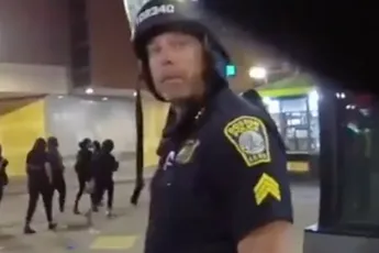 Agent met babbels had even de bodycam van collega niet door