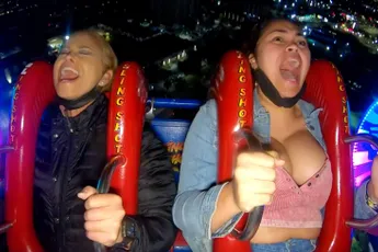 Paola schreeuwt wel een beetje om aandacht met zo'n shirtje in een SlingShot