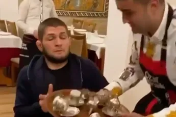 Ford F250 trekt vrachtwagen uit de modder