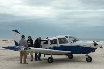 Noodlanding op het strand nabij Tampa na uitvallen van motor