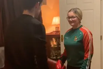 Broer geeft zijn zusje een free shot wegens een ongelukje