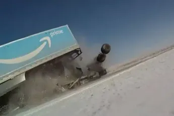 Agent filmt botsing tussen twee semi’s met bodycam