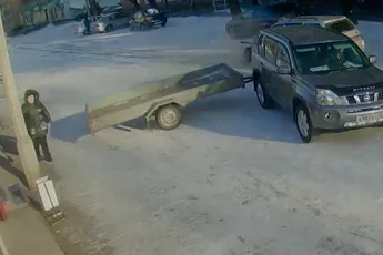 Uit de bocht vliegen met je aanhanger en dame met een engeltje op haar schouder