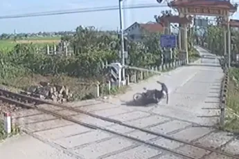 Vietnamese motorrijder zag slagboom niet en kroop vervolgens door het oog van de naald