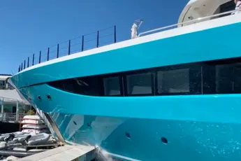Jacht sloopt vakkundig pier op St Maarten