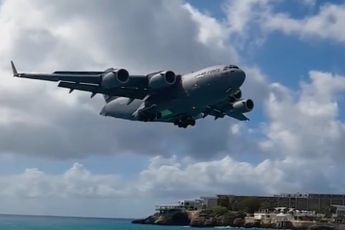 Boeing C-17 Globemaster doet befaamde Maho Beach, St. Maarten landing