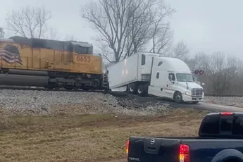 Trein bleek veel sterker dan gestrande trailer op spoorwegovergang