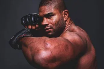 MMA vechter Alistair Overeem aan de kant gezet door de UFC