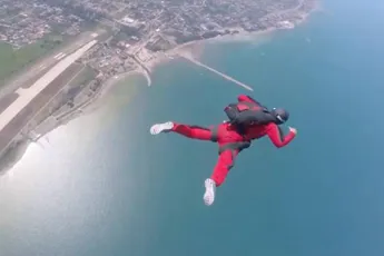 Instructeur moest even bij leerkling ingrijpen tijdens niet openen van parachute