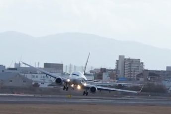 Twee spectaculaire Boeing 737 crosswind landingen op Osaka International Airport