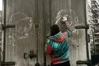 Time-lapse van ProBoyNick kunstwerkje op smerig vrachtwagentje